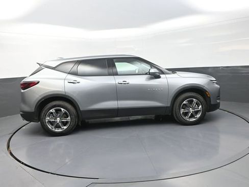 Used 2025 Chevrolet Blazer LT FWD image 3