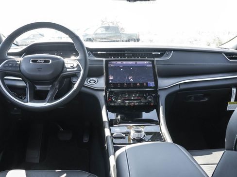 New 2025 Jeep Grand Cherokee Limited w/ Luxury Tech Group II image 30