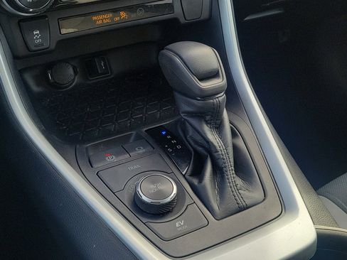 Used 2021 Toyota RAV4 XLE image 30