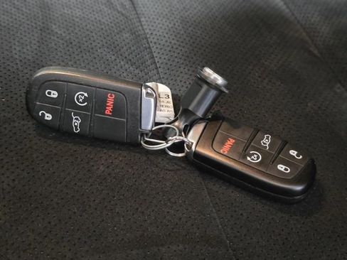 Used 2018 Jeep Grand Cherokee Altitude RWD image 33