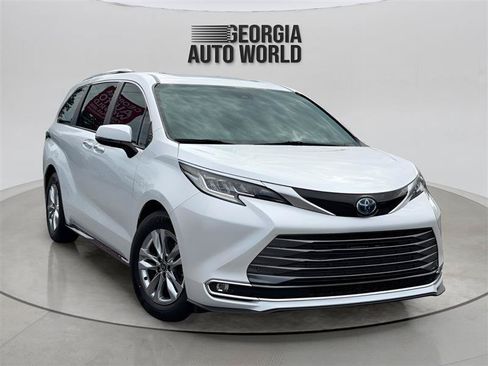 Used 2022 Toyota Sienna Limited FWD image 2