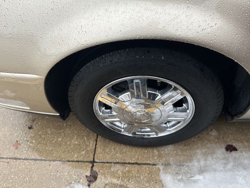 Used 2005 Cadillac De Ville w/ Deville Premium Package image 4