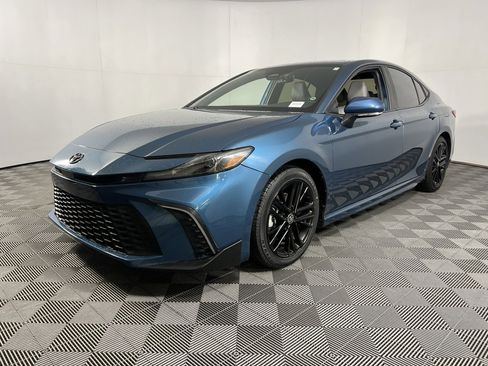 Used 2025 Toyota Camry SE image 3