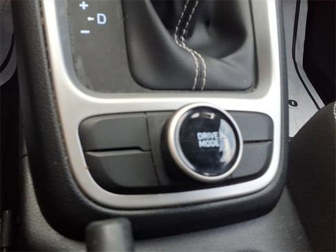 Used 2022 Hyundai Venue SEL image 20