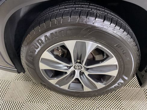 Used 2022 Toyota Highlander XLE image 5