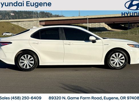 Used 2019 Toyota Camry LE image 2