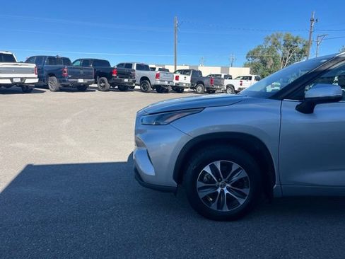 Used 2022 Toyota Highlander XLE AWD/4WD image 4