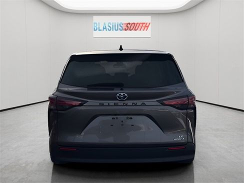 Used 2022 Toyota Sienna LE image 4