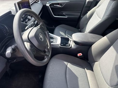 Used 2025 Toyota RAV4 XLE AWD/4WD image 19