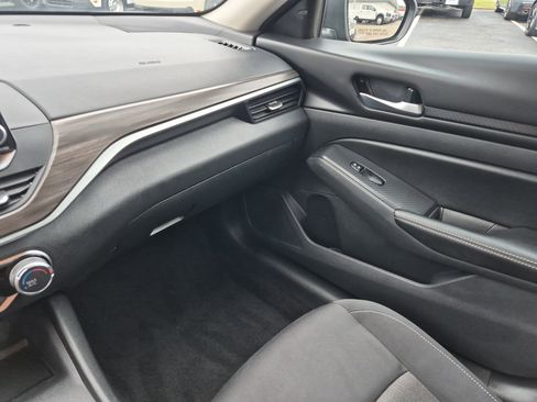 Used 2025 Nissan Altima 2.5 SV image 19