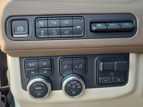 Used 2024 GMC Yukon XL Denali w/ Denali Reserve Package AWD/4WD image 25