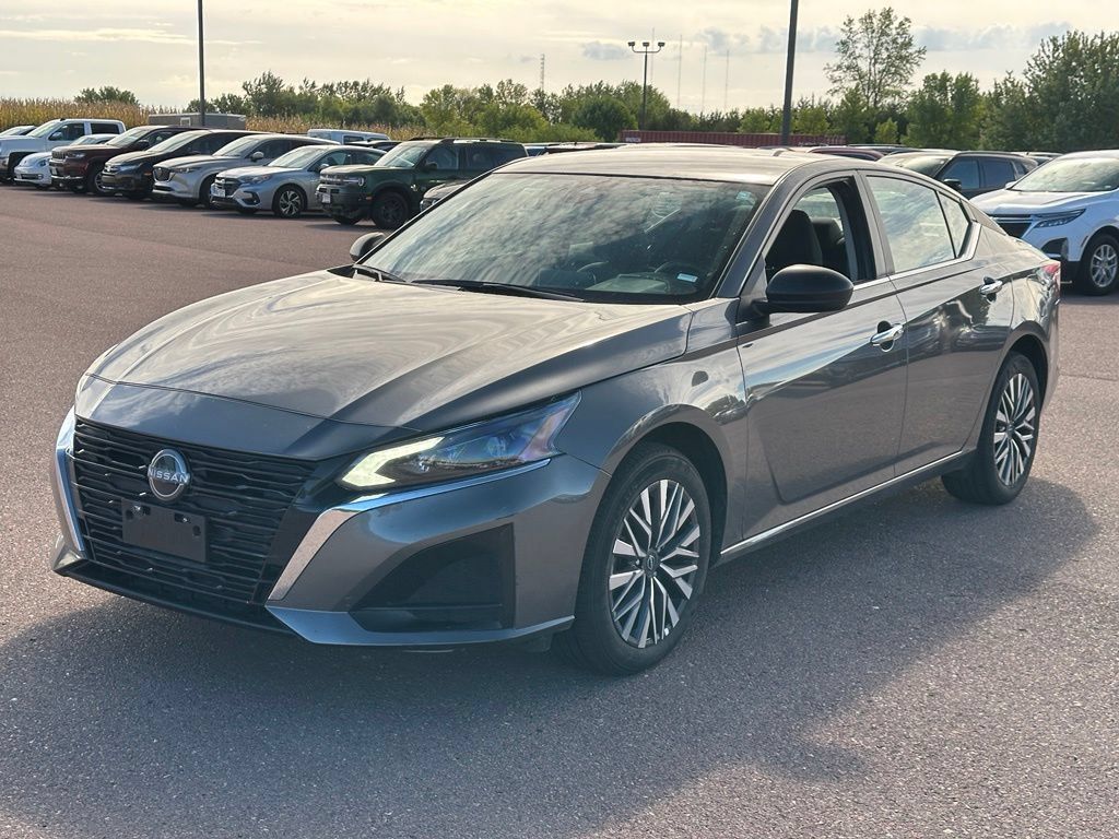 Used 2025 Nissan Altima 2.5 SV AWD/4WD image 4