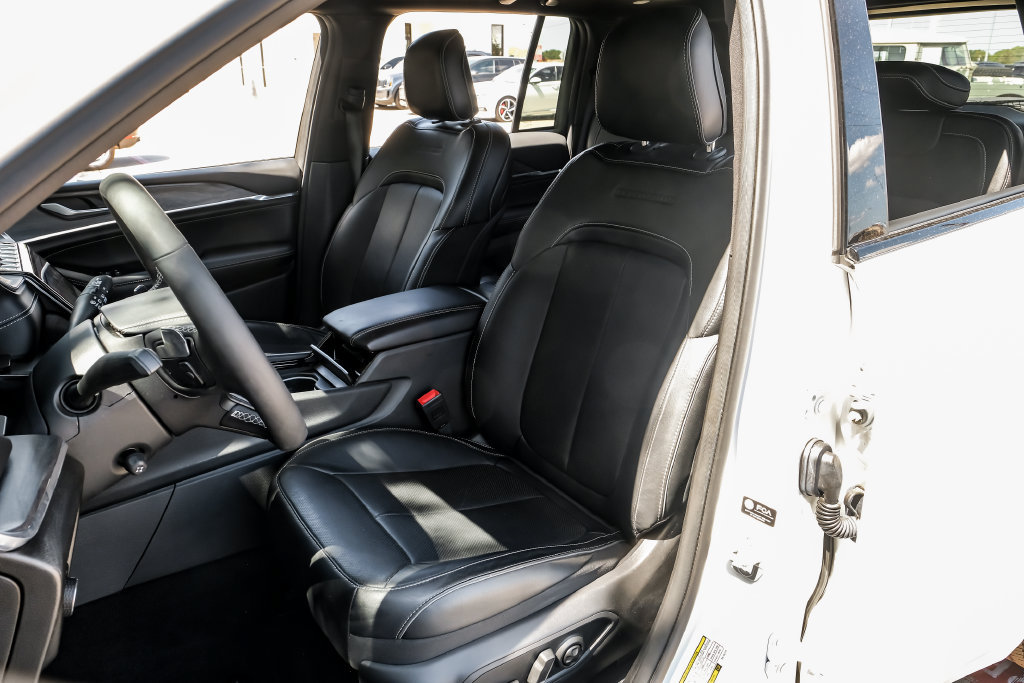 Used 2023 Jeep Grand Cherokee Overland AWD/4WD image 8