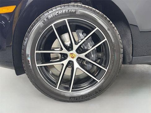 Certified 2026 Porsche Macan AWD/4WD image 11
