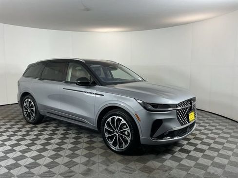 Used 2025 Lincoln Nautilus Reserve AWD/4WD image 3