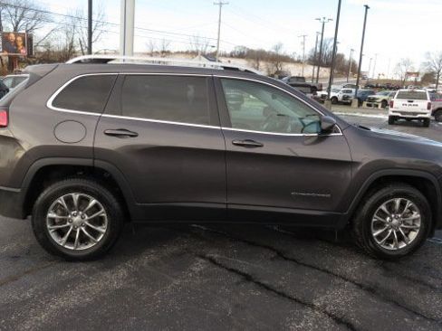 Used 2019 Jeep Cherokee Latitude Plus w/ Comfort/Convenience Group image 9