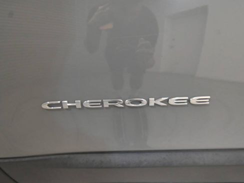 Used 2019 Jeep Cherokee Limited AWD/4WD image 11