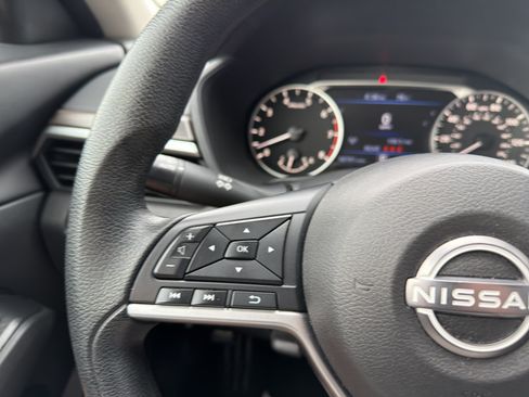 Used 2024 Nissan Altima 2.5 SV FWD image 23