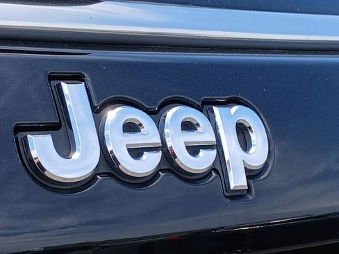 Used 2023 Jeep Compass Latitude AWD/4WD image 32