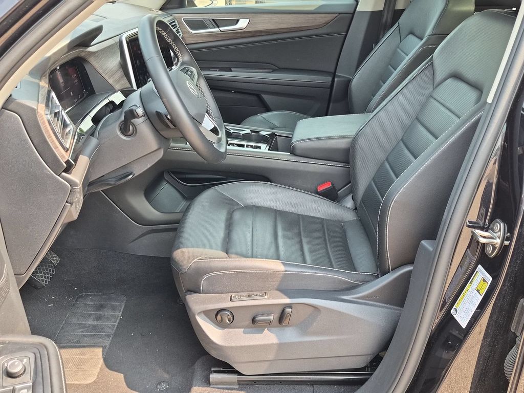 Used 2025 Volkswagen Atlas SEL AWD/4WD image 14