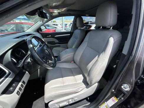 Used 2019 Toyota Highlander SE FWD image 13