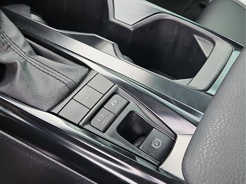 Used 2025 Toyota Camry SE image 17