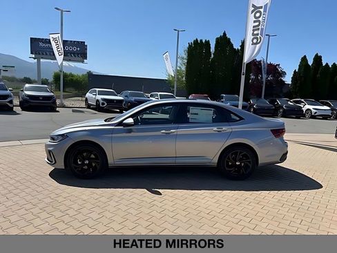 Used 2025 Volkswagen Jetta SE w/ Sunroof Package image 8