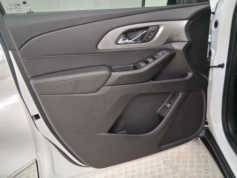 Used 2023 Chevrolet Traverse LT image 12
