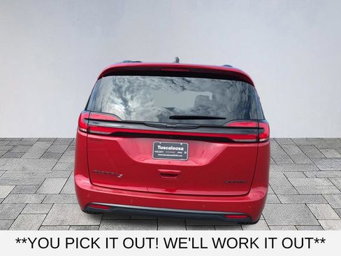 Used 2025 Chrysler Pacifica Limited FWD image 6