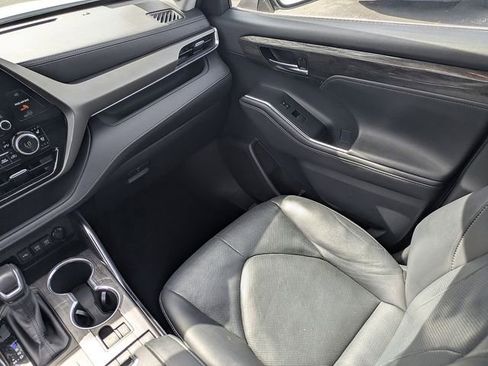 Used 2020 Toyota Highlander Limited FWD image 18