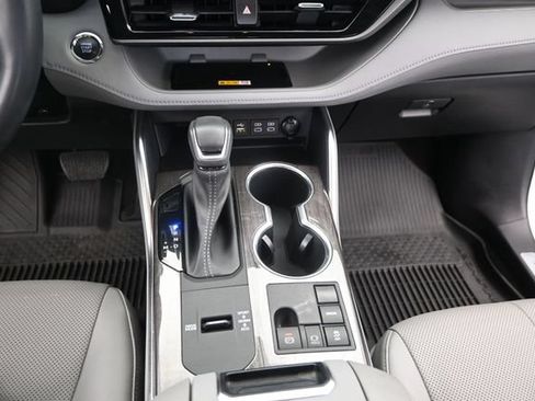 Used 2023 Toyota Highlander Limited FWD image 9
