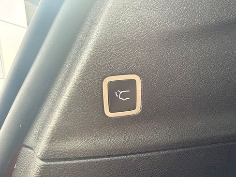Used 2025 Chrysler Pacifica Select FWD image 9