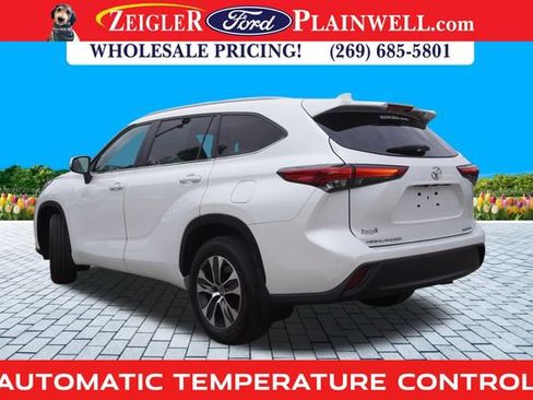 Used 2023 Toyota Highlander XLE image 3