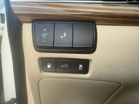 Used 2019 Kia Cadenza Premium image 13