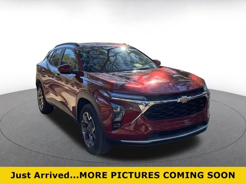 Used 2025 Chevrolet Trax LT w/ LT Convenience Package image 1