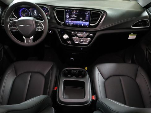 New 2026 Chrysler Pacifica Select image 15