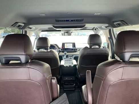Used 2022 Toyota Sienna Platinum image 10