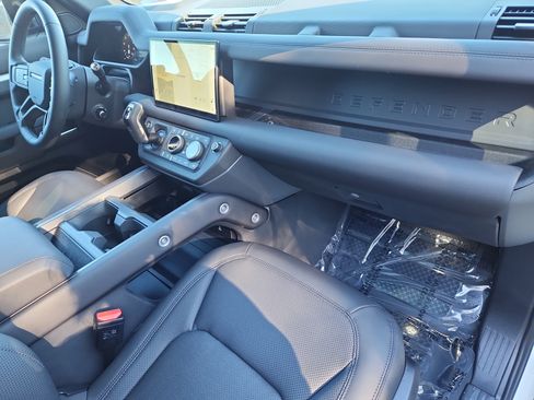 Used 2025 Land Rover Defender 110 S image 26