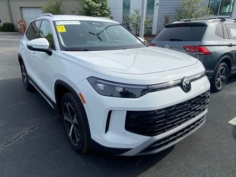 Used 2025 Volkswagen Tiguan SE image 8