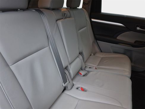 Used 2017 Toyota Highlander XLE image 17