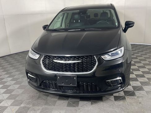 Used 2024 Chrysler Pacifica Touring-L image 3