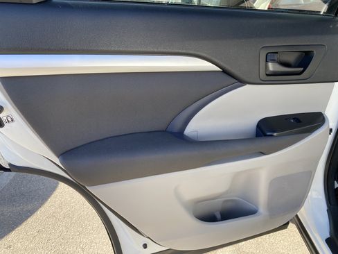 Used 2016 Toyota Highlander LE FWD image 16