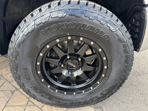 Used 2010 Toyota Tundra 4x4 CrewMax w/ Tow Pkg image 9