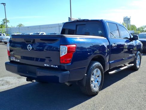 Used 2019 Nissan Titan SV w/ SV Convenience Package AWD/4WD image 3