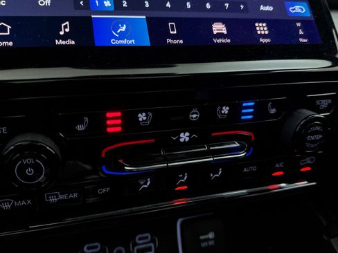 Used 2024 Jeep Grand Cherokee L Limited w/ Luxury Tech Group II image 29