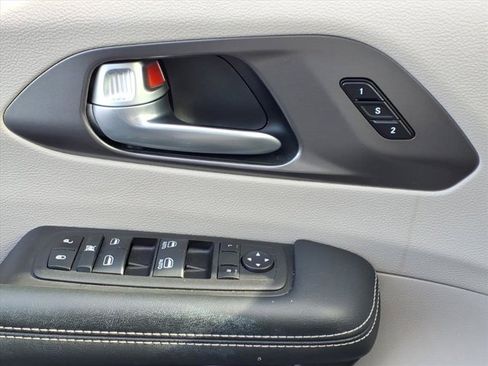 Used 2024 Chrysler Pacifica Touring-L image 23