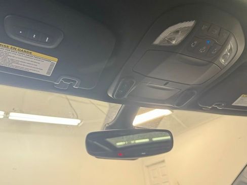 Used 2025 Chrysler Pacifica Limited image 26