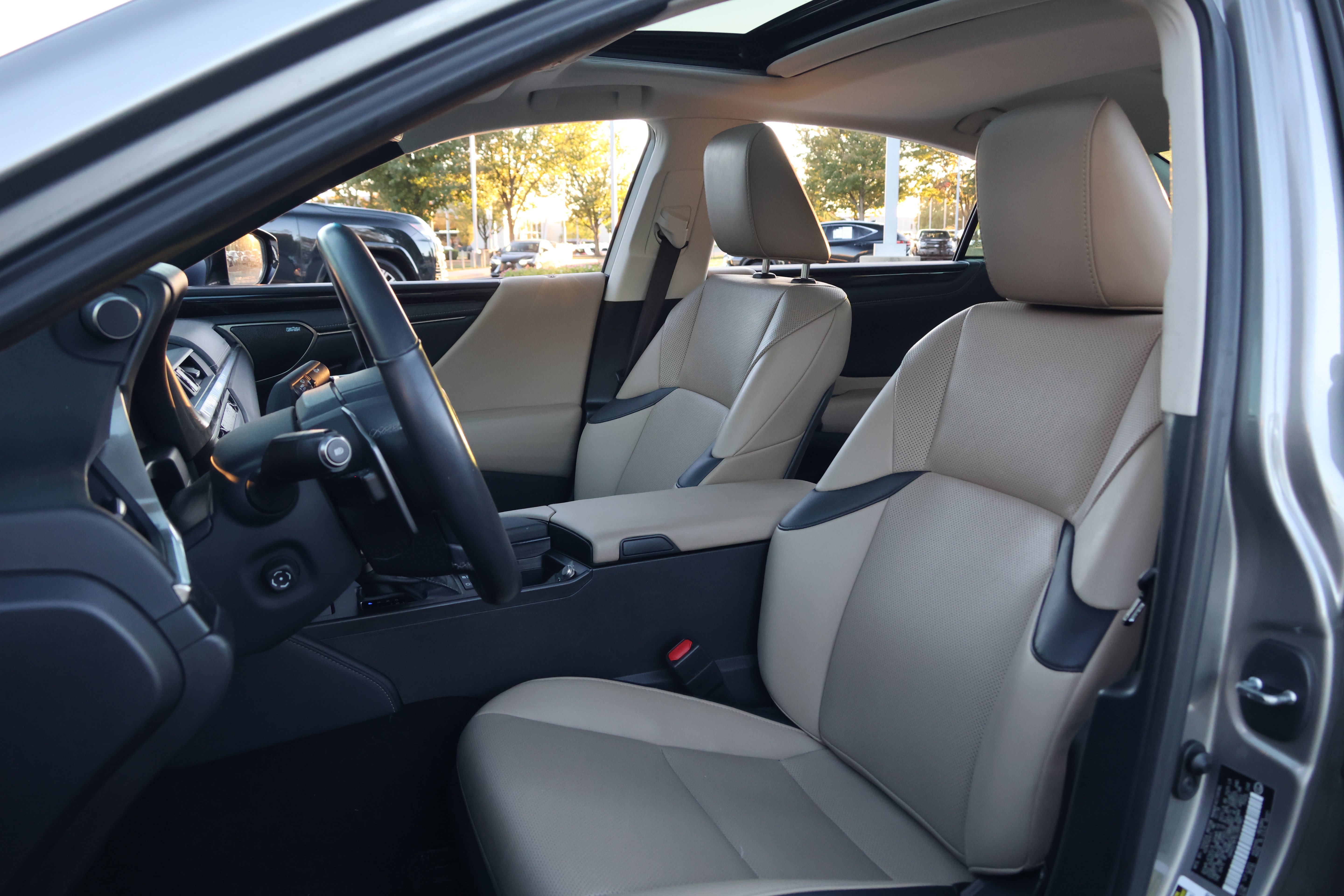 Used 2020 Lexus ES 300h w/ Premium Package FWD image 32