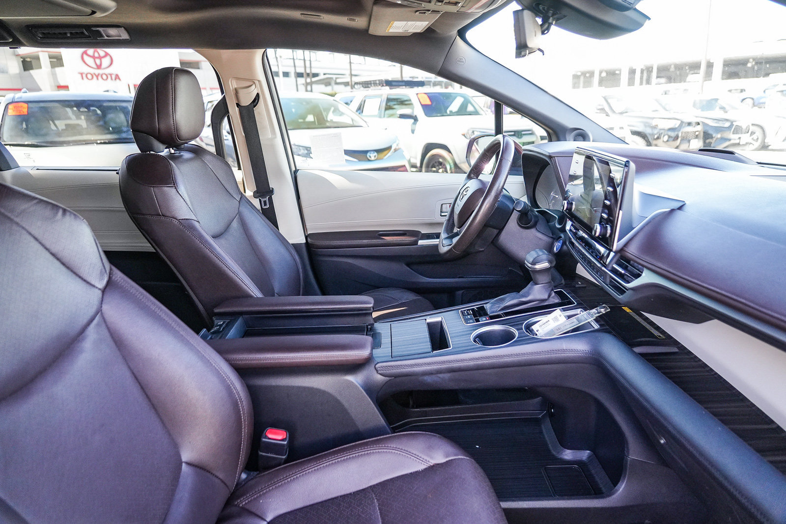 Certified 2022 Toyota Sienna Platinum w/ Outdoor Package (TMS) FWD image 17