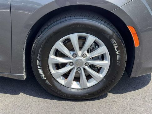 Used 2019 Chrysler Pacifica Touring-L FWD image 27
